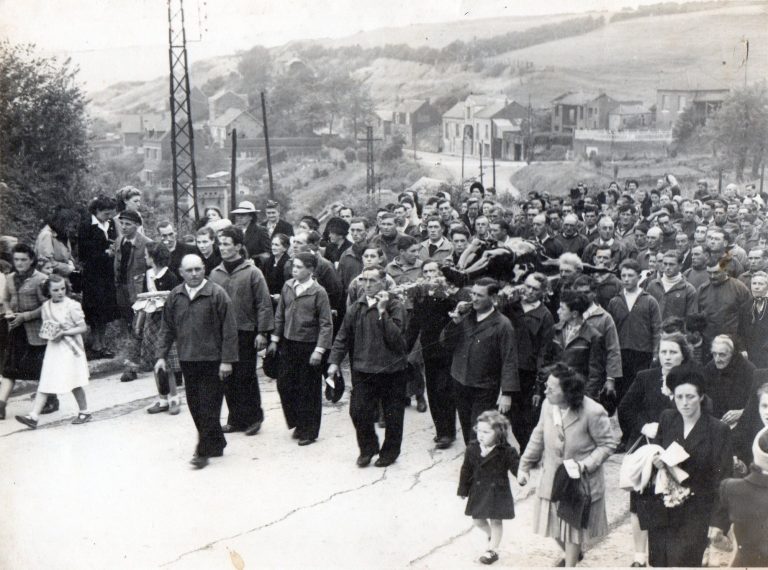 1948 retour du calvaire sur la falaise (photo collection Dany Gossard)