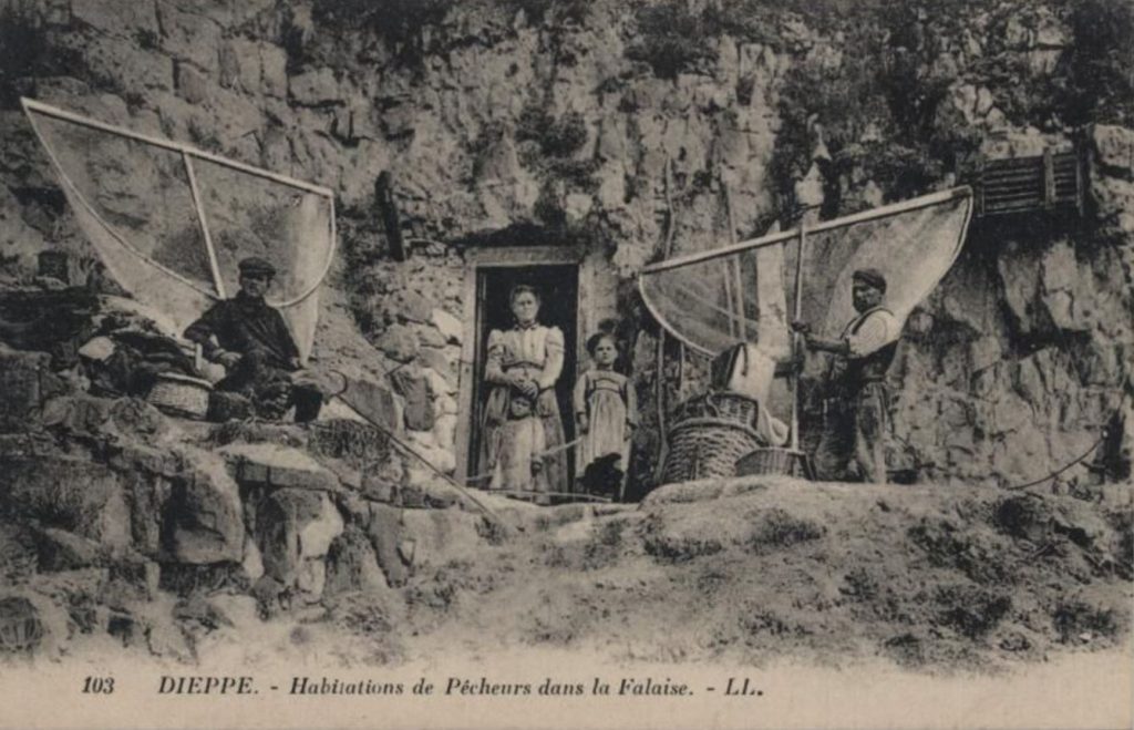 DIEPPE - LES GOBES - Habitations dans la falaise